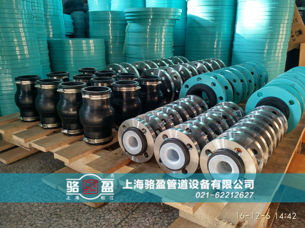 如何調(diào)整橡膠軟接頭試樣的位置以及初始長度？